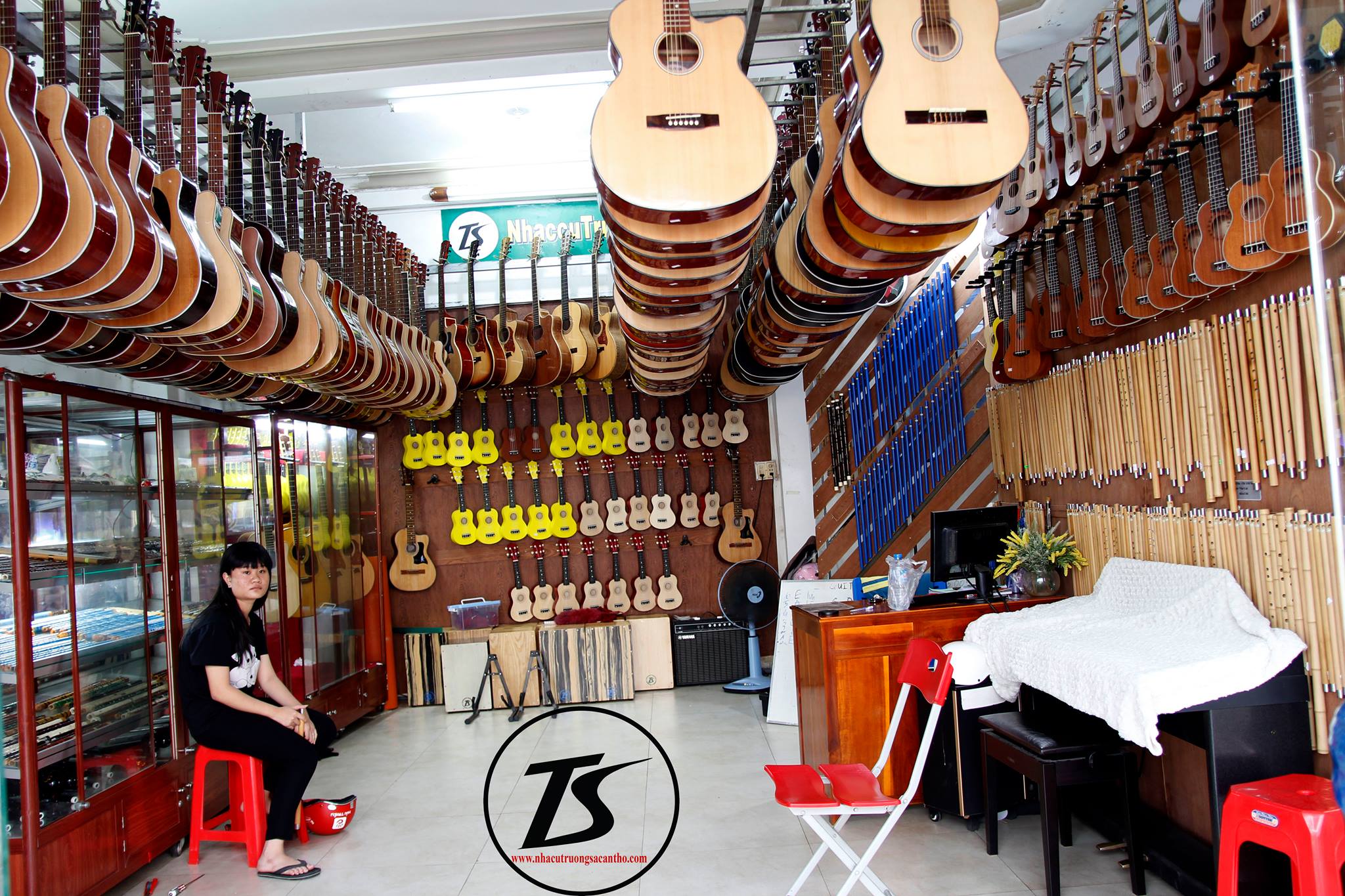Chuyên kinh doanh đàn guitar Biên Hòa